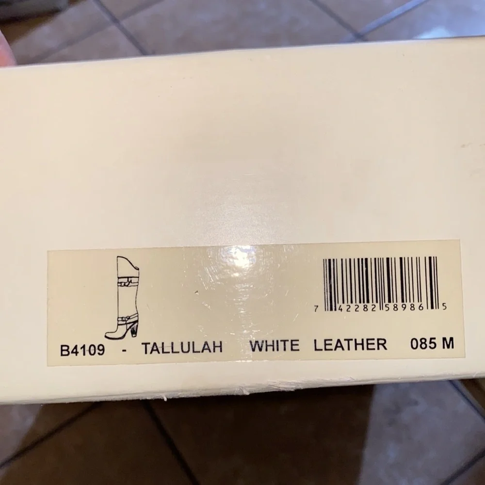 Mia Limited Edition knee high Leather boots, dirty white size 8.5M